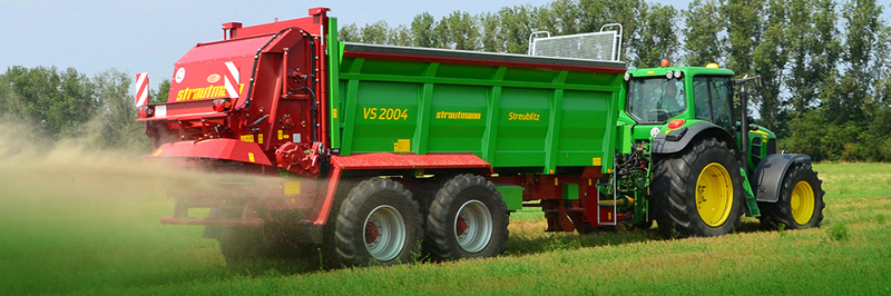 Spreading muck with a Strautmann Muck Spreader