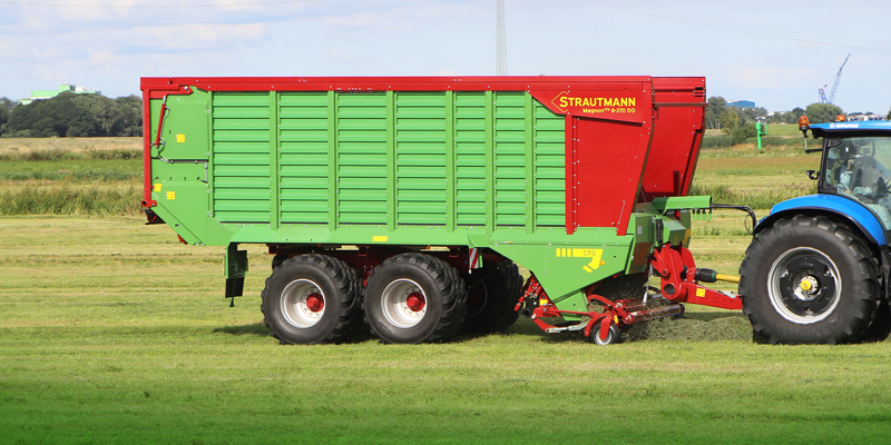 Strautmann Magnon 8 forage wagon lifting grass