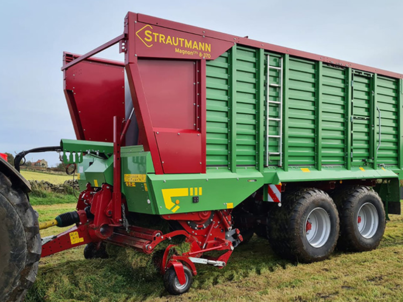 Strautmann Magnon 8 forage wagon lifting grass